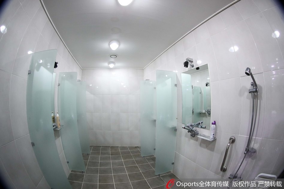 专属装备区里，几双顶级签名战靴按照球员号码一字排开，旁边是码放整齐的护踝、运动绷带和定制水壶，每一件装备都被调整到最佳状态，等待出征。