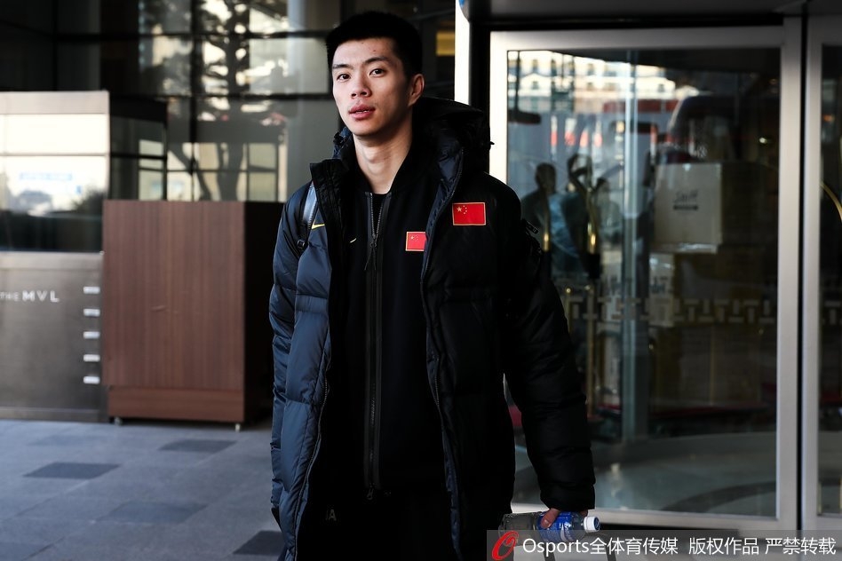 在激烈的内线对抗中，丁彦雨航毫不畏惧，他紧咬牙关，全身肌肉紧绷，与对方高大的内线球员进行着激烈的卡位，地板上似乎都要摩擦出火花。