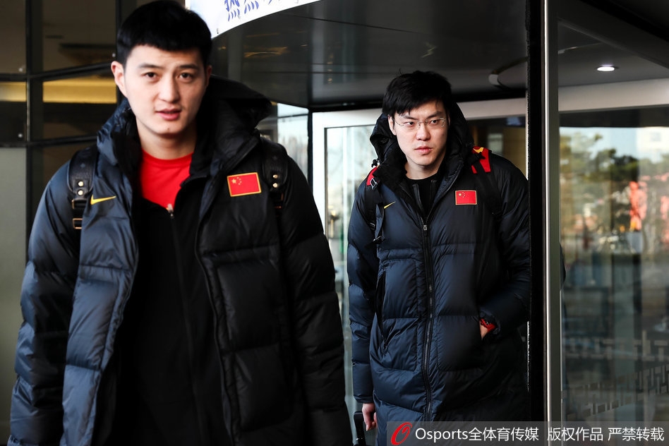 走下赛场，丁彦雨航脱下球衣，赤裸着上身，坚实的肌肉线条如同雕塑一般，他用毛巾擦拭着汗水，脸上写满了疲惫与战斗后的自豪。