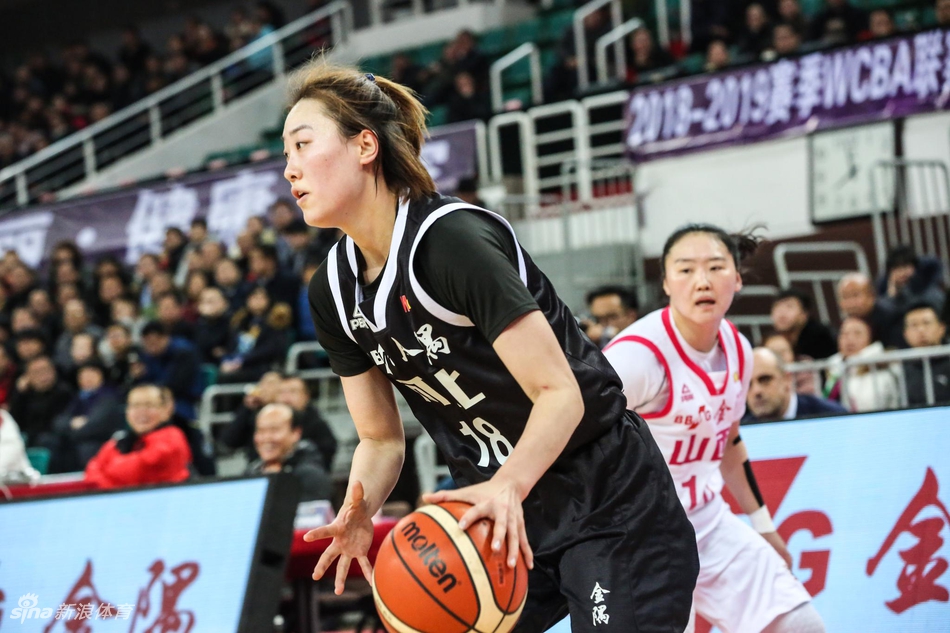 在观众山呼海啸的呐喊声中,广东队完成了一次精彩的抢断,多名球员如离弦之箭般飞速下快攻,准备完成一次势大力沉的双手灌筐,虽然女篮实战中扣篮罕见,但这气势仿佛已将球砸进篮筐。