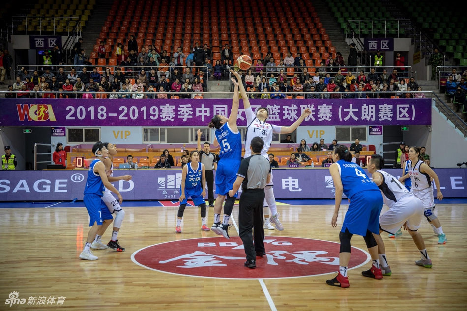 广东女篮核心球员杨力维在场上犹如一道白色闪电,她正凭借出色的运球技巧试图摆脱防守,眼神中透露出对胜利的无比渴望。