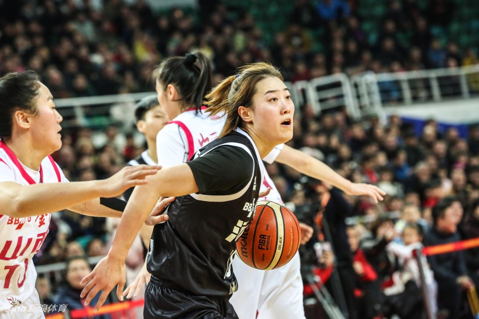 比赛结束后,获胜的广东女篮队员们手拉手向支持她们的主场球迷鞠躬致谢,每个人的脸上都洋溢着灿烂的笑容,这一刻的荣耀属于团队,也属于每一个热爱她们的人。