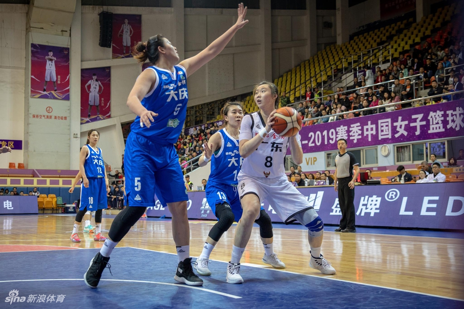 广东队球员黄品蓁在进攻端展现出极高的篮球智商,她利用队友的掩护,在三分线外果断出手,篮球在空中划出一道美妙的彩虹,直奔篮筐。