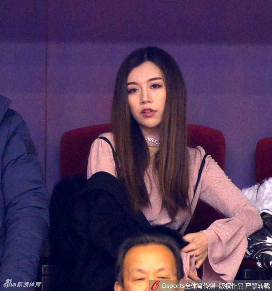 她微微侧身，光影勾勒出完美的下颌线，高挺的鼻梁显示出雕塑般的立体感