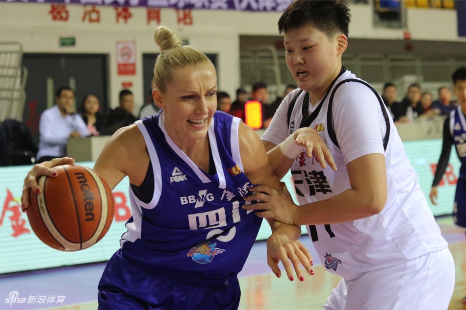 八一队金佳宝在比赛最后2.59秒冷静出手,皮球在空中划出完美弧线完成准绝杀,队友们在场边激动不已,军旅玫瑰绽放瞬间。