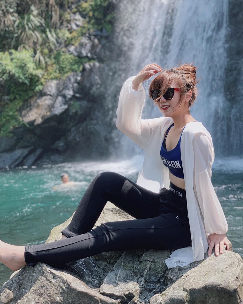 身着比基尼的伊冯娜尽显完美身材,健康的小麦色肌肤与清澈的池水形成鲜明对比,诠释着阳光与活力的真谛