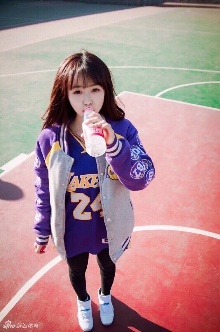 周雪在赛场上运球突破，眼神专注，马尾辫随着奔跑的动作在空中划出利落的弧线，篮球仿佛黏在了她的指尖