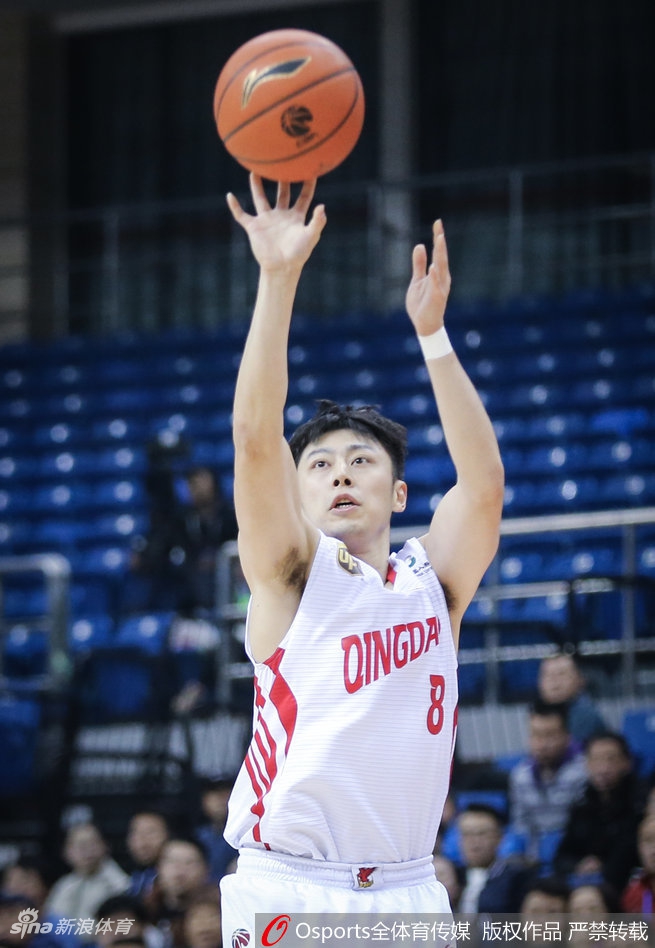 北控外援皮埃尔杰克逊运球突破青岛队的防线，他速度极快，防守球员只能紧跟在侧试图干扰