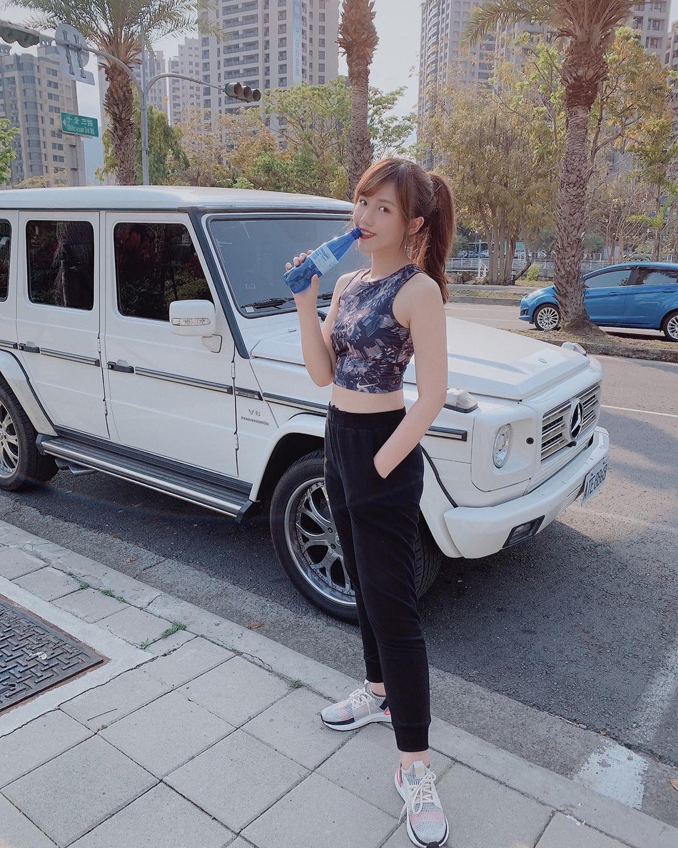 汗水是伊冯娜最好的装饰品,健身中的她发丝微湿,眼神坚毅,每一个训练动作都在诉说着对完美身材的执着追求