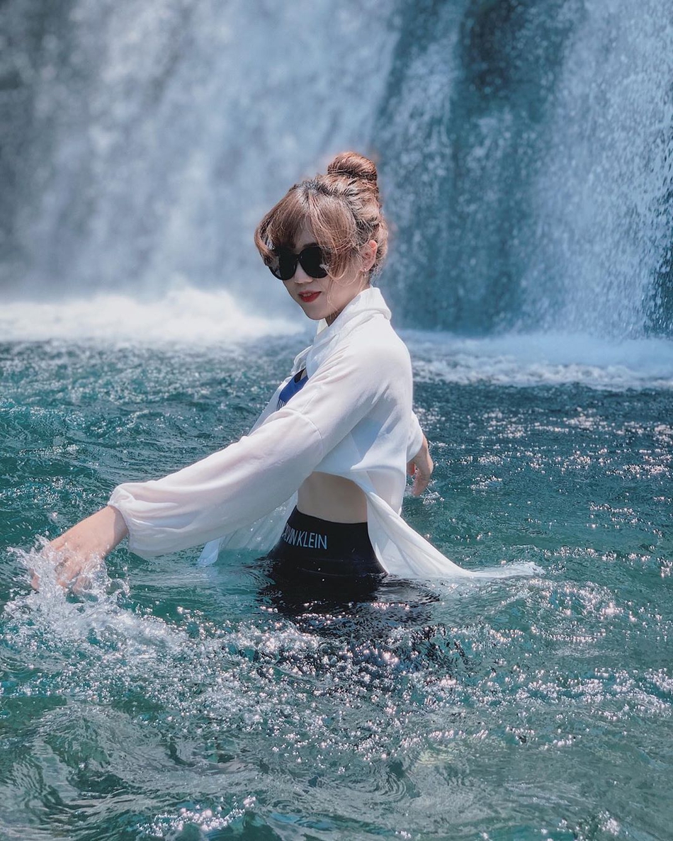 换上运动装的伊冯娜,完美的腰臀比例一览无余,紧实的肌肉线条在光影下勾勒出女性最健康迷人的身体曲线