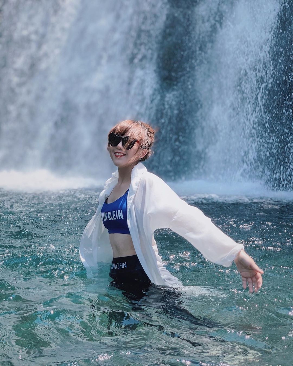 伊冯娜在健身戏水后回眸,湿漉漉的头发下是一张清纯迷人的笑脸,姣好的身材与身后波光粼粼的水面交相辉映