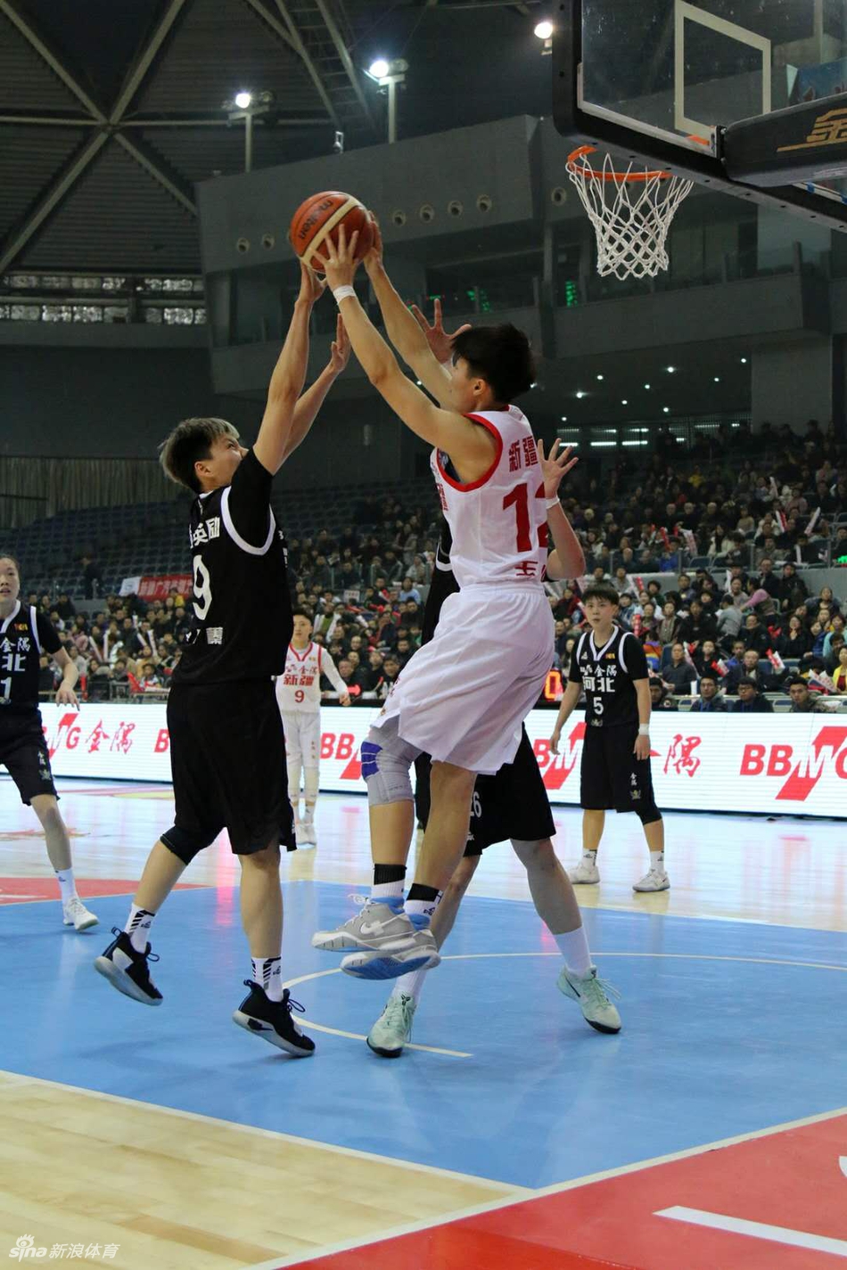 八一南昌队球员在主场观众的呐喊助威声中高高跃起，以一记势大力沉的投篮洞穿北京首钢的篮筐，瞬间点燃了整个场馆的激情。