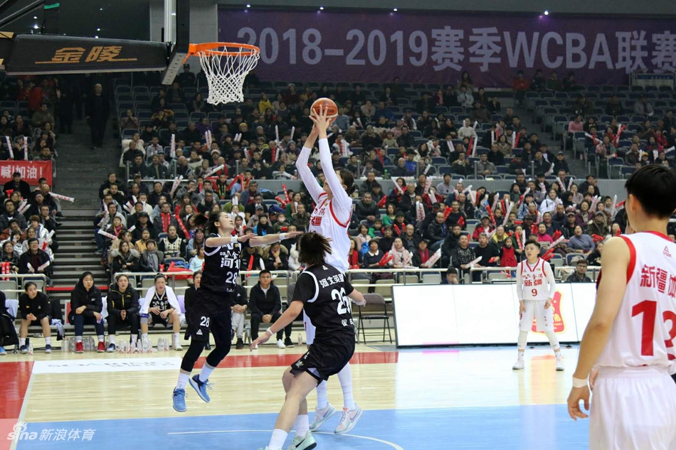 比赛暂停期间，河南女篮的教练组成员正拿着战术板，神情专注地为围成一圈的队员们布置最后时刻的攻防战术，气氛紧张而凝重。