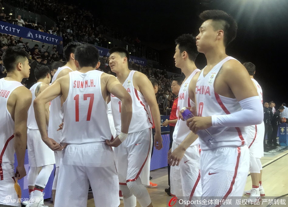 镜头聚焦在阿不都沙拉木的脸上，他大汗淋漓却目光如炬，紧咬牙关，完美诠释了年轻球员在客场逆境中不屈不挠的斗志。