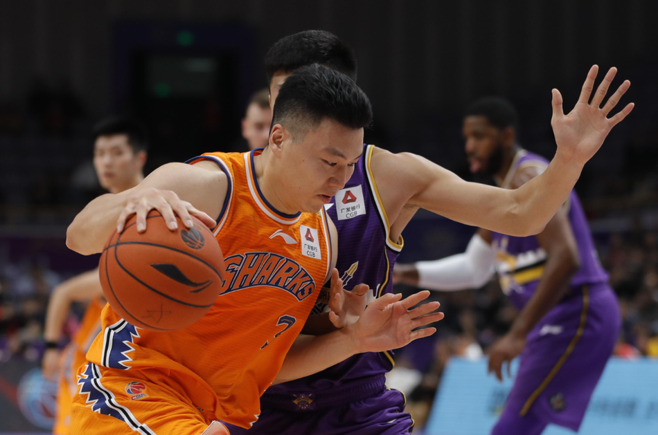 北控队孙悦在弧顶组织进攻，他沉着冷静地观察队友跑位，上海队球员寸步不离贴身紧防，大圣的手臂上满是激战后留下的汗水痕迹