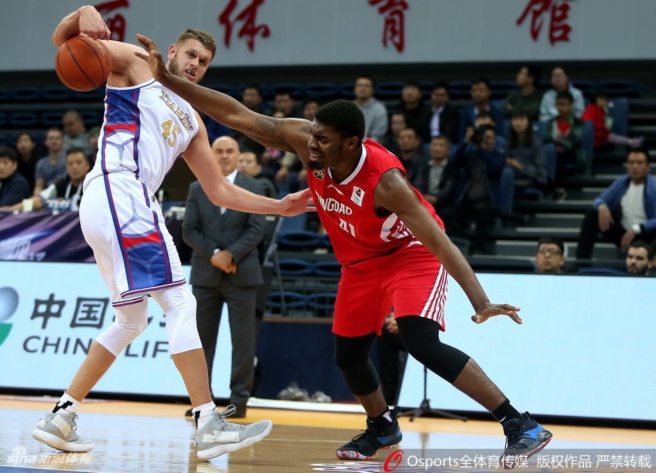 天津队悍将时德帅迎着防守强起上篮，他全场比赛如同猛虎下山，拿下大号两双成为球队取胜的关键先生。