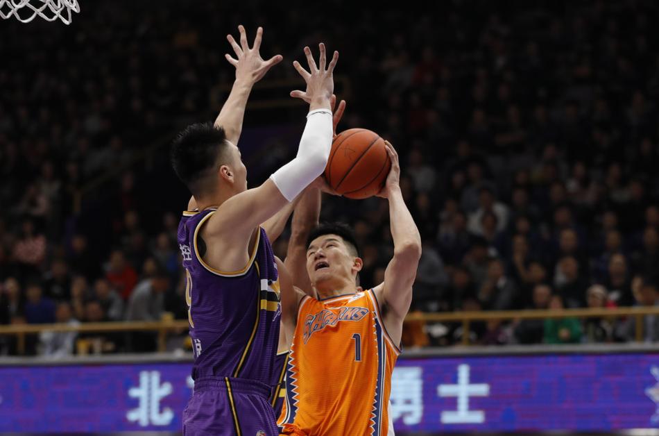 北控主帅马布里在场边神情严峻地指挥比赛，他双手做喇叭状放在嘴边，试图在嘈杂的球馆内向场内球员传达最后的战术布置