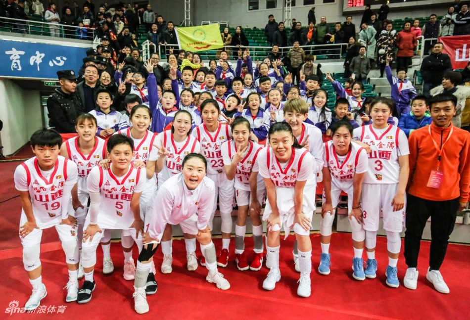 广东女篮的姑娘们在暂停间隙围成一圈,主教练林耀森正拿着战术板画着战术,队员们神情专注,彼此间传递着信任与必胜的信念。