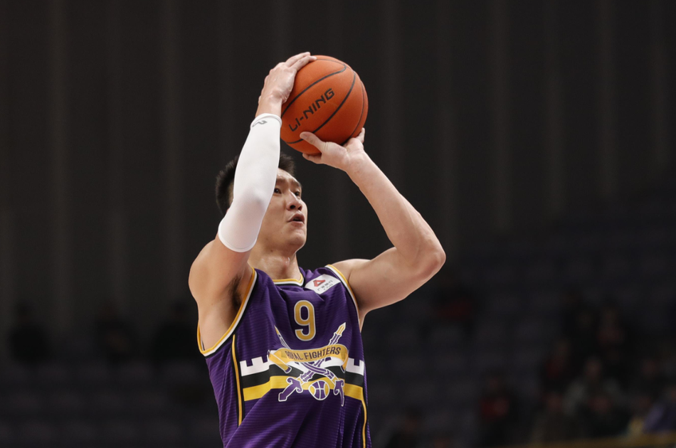 北控队外援弗格面对上海队的严密防守，坚决持球突破，他眼神犀利，肌肉线条在对抗中紧绷，展现了极强的个人攻击欲望