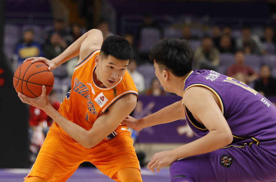 比赛结束后，北控球员神情落寞地走向球员通道，身后的记分牌显示着98比102的最终比分，整个奥体中心笼罩在一片遗憾的氛围中