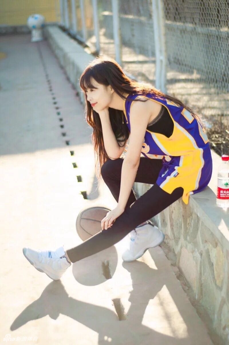 赛后放松时刻的周雪，额前的碎发被汗水浸湿，脸颊泛着运动后的红晕，对着镜头露出羞涩而温暖的微笑