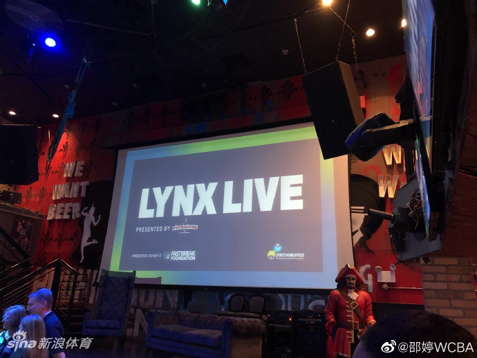 媒体日的公开训练环节，邵婷在场上进行运球练习，她全神贯注于指尖的篮球，身体姿态灵动而矫健，即便在众多美国球员中间，她的自信与实力也清晰可见。