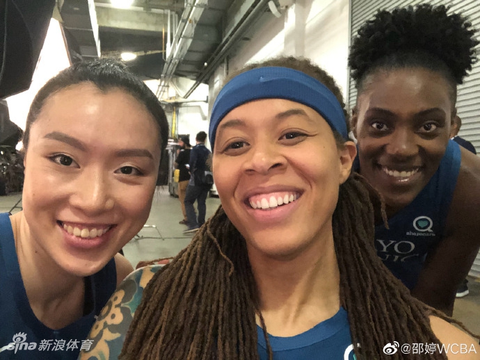 球迷见面会上，邵婷手持一位老球迷珍藏的两年前她的照片，两人愉快地交谈着，邵婷的表情中混合着惊喜与感动，这一刻时间仿佛倒流，见证了她与山猫球迷跨越时光的深厚情谊。