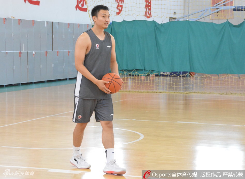 吴轲在内线卡位要球，手臂肌肉线条分明尽显领袖担当