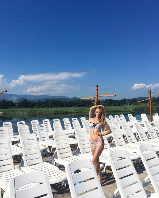 Liliia身穿优雅长裙站在场馆外,微风轻拂她的发丝,整体氛围宛如电影海报般唯美浪漫