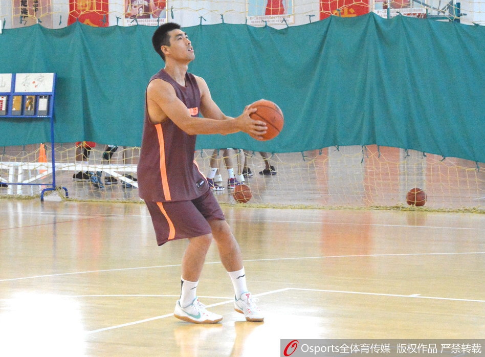 山东男篮全体队员训练后呐喊鼓劲，汗水浸透战袍士气如虹