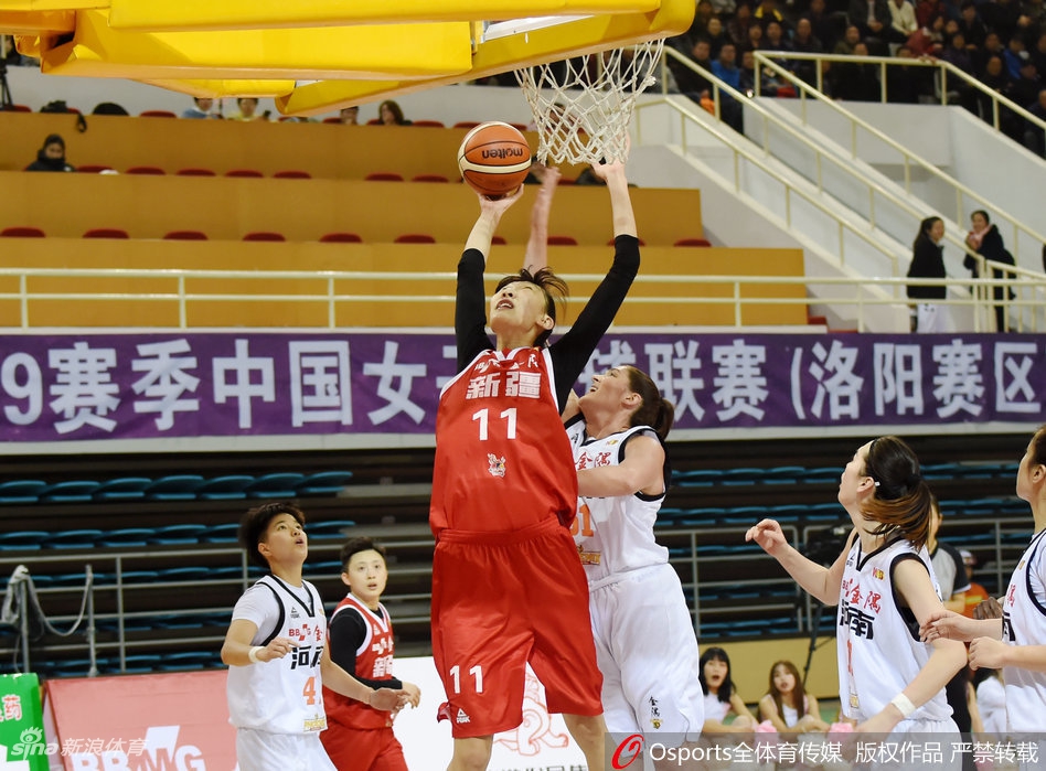 广东女篮首发五虎赛前围成一圈，彼此眼神坚定，拳头紧握在一起，齐声高喊着鼓舞士气的口号，橙色的热身服下仿佛燃烧着对胜利的渴望