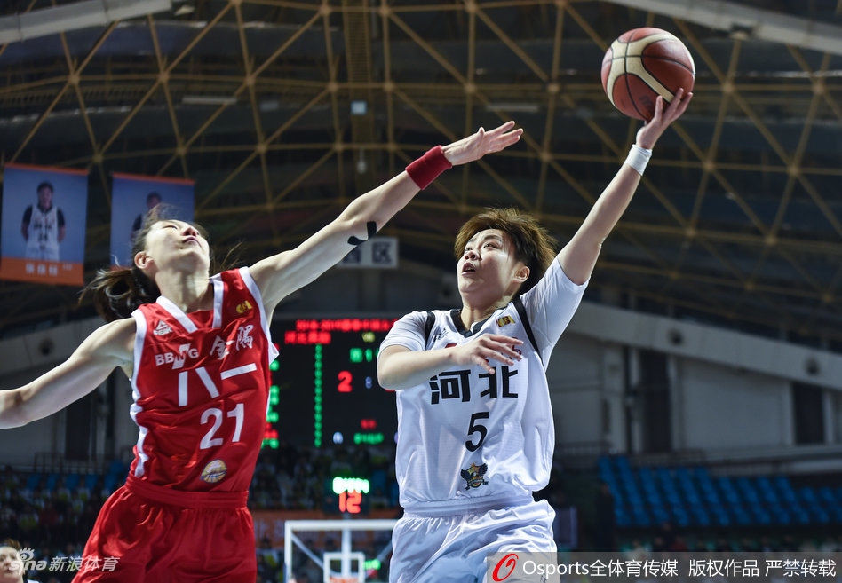 赛后河北队拉起感谢横幅，球员们手牵手向看台致意，镜头里满是温情与感动