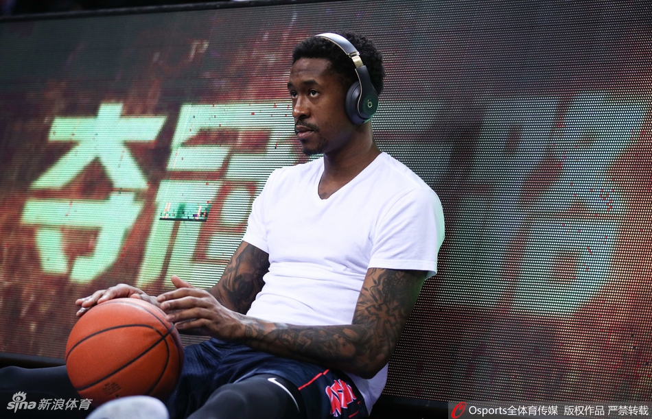 广东队当家球星易建联在赛前热身中目光如炬,每一次投篮都仿佛在丈量着胜利的距离,神情肃穆得如同即将出征的战士。