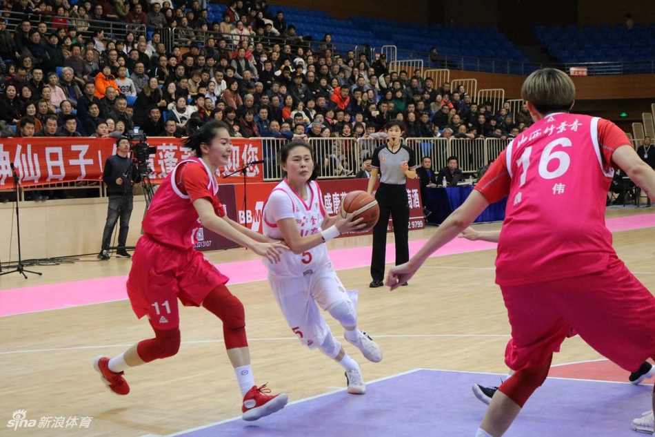 江苏女篮队员姜佳音运球突破，眼神犀利直视篮筐，身后防守球员奋力追赶却鞭长莫及