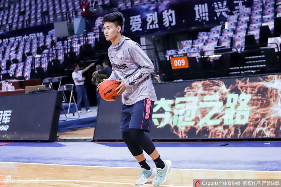 周鹏在进行投篮训练,脸上的皱纹如同刀刻,每一次出手都带着球队老大的责任,他明白这场赛点战的重量。