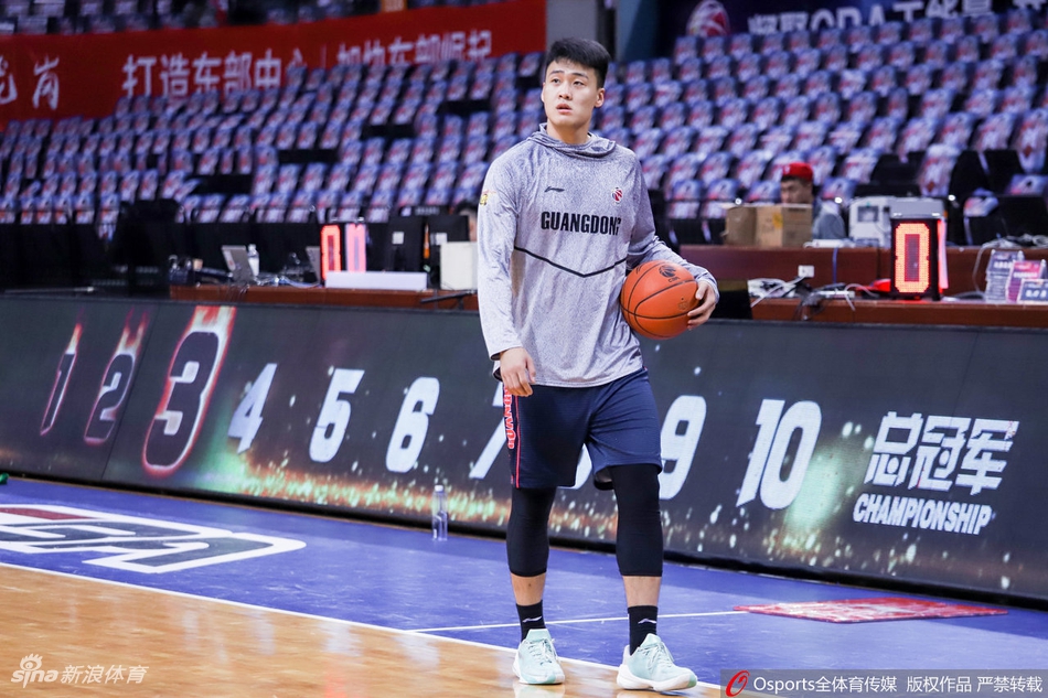 深圳内线沈梓捷在进行拉伸,紧锁的眉头下是一双坚毅的眼睛,面对巨大的内线压力,他用沉默的热身积蓄着爆发的力量。