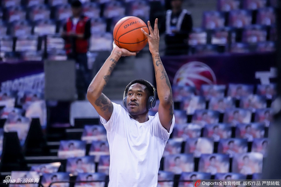 任骏飞在赛前进行上篮练习,动作舒展而沉默,脸上没有任何多余的表情,只有专注于技术动作的冷峻。