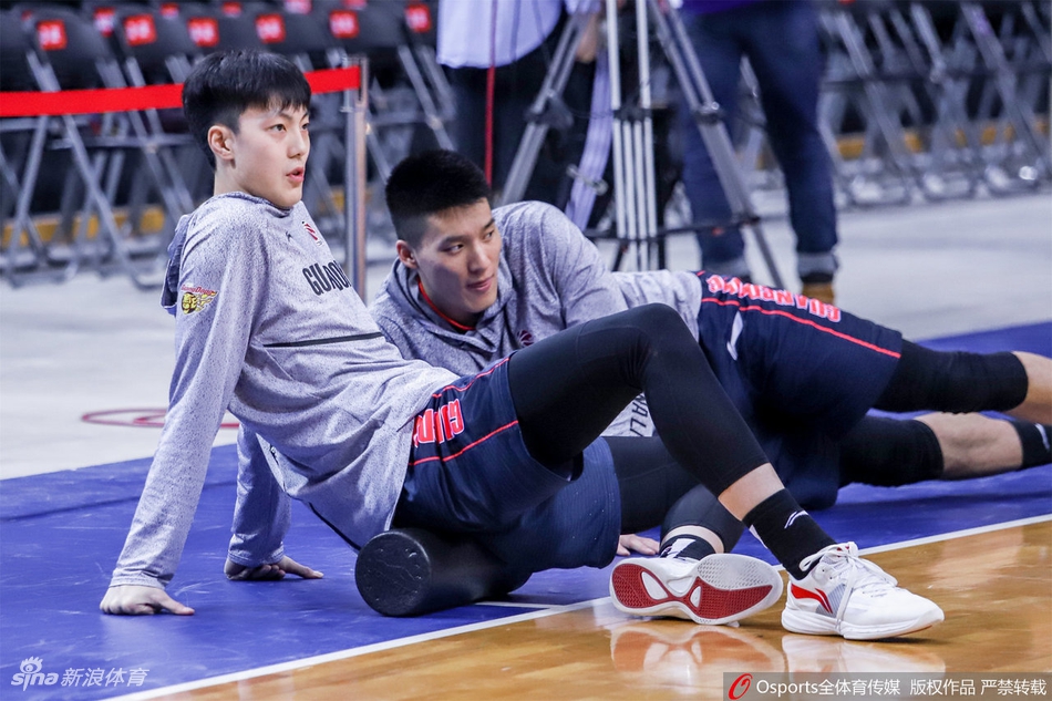 深圳队后卫于德豪正在专注地运球热身,灯光打在他汗湿的脸上,映照出一股不服输的倔强,今晚他要捍卫主场控卫的荣耀。