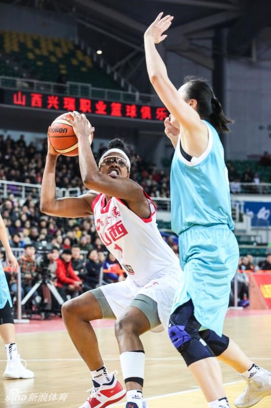 天津女篮队员末节发起绝地反击,她在突破中眼神坚毅,面对封盖毫无惧色,完美诠释了逆转时刻的顽强斗志。