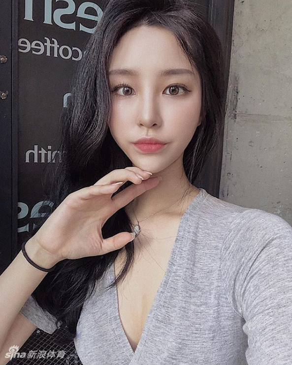 在一片虚化的光斑背景中，海伦灿烂大笑，毫无保留地释放着自己的快乐，这份感染力足以打动每一个观看的人。