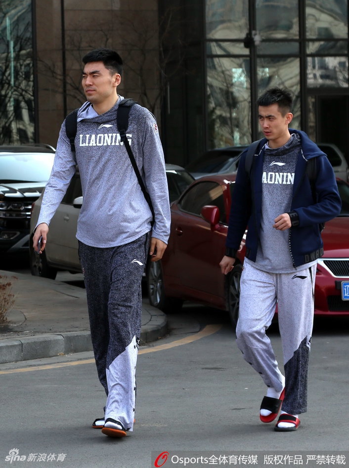 队长杨鸣面带标志性的微笑，俯身耐心为一位小球迷在球衣上签名，那温和的眼神仿佛在告诉孩子：你们的支持，是我们战斗的最大勇气。