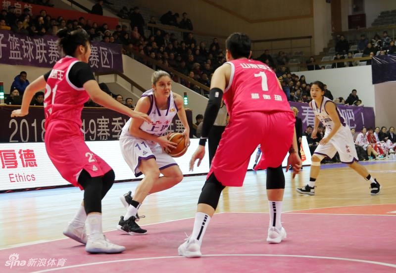 陕西队“女科比”纪妍妍持球组织进攻,她用丰富的经验掌控着场上节奏,为球队的收官胜利立下汗马功劳。