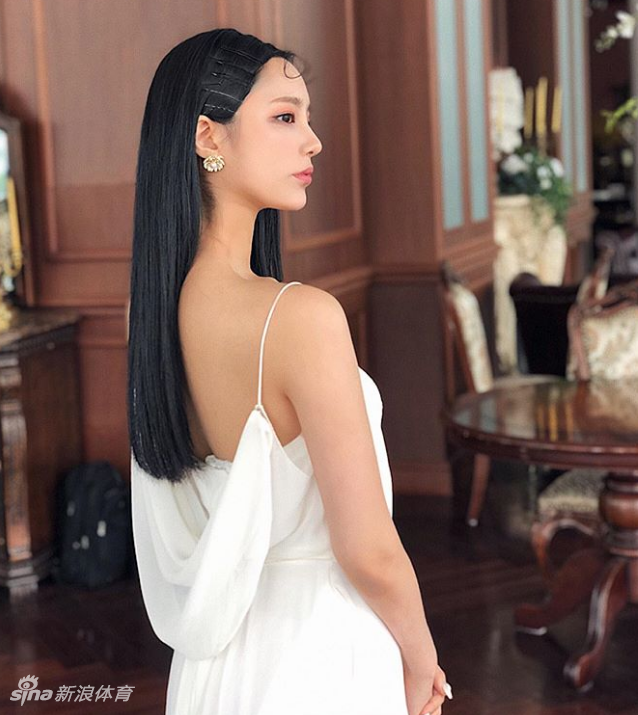 Helen身穿简约休闲装，对着镜头做出可爱的鬼脸，灵动的大眼睛弯成了月牙，活泼的气质几乎要溢出屏幕。