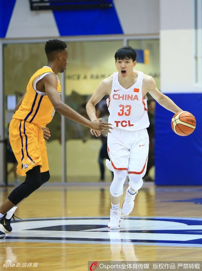 场上局势突变，中国男篮蓝队的防守悍将正在贴身紧逼瑞尔森大学的持球队员，他张开双臂全力干扰，肌肉线条清晰可见。