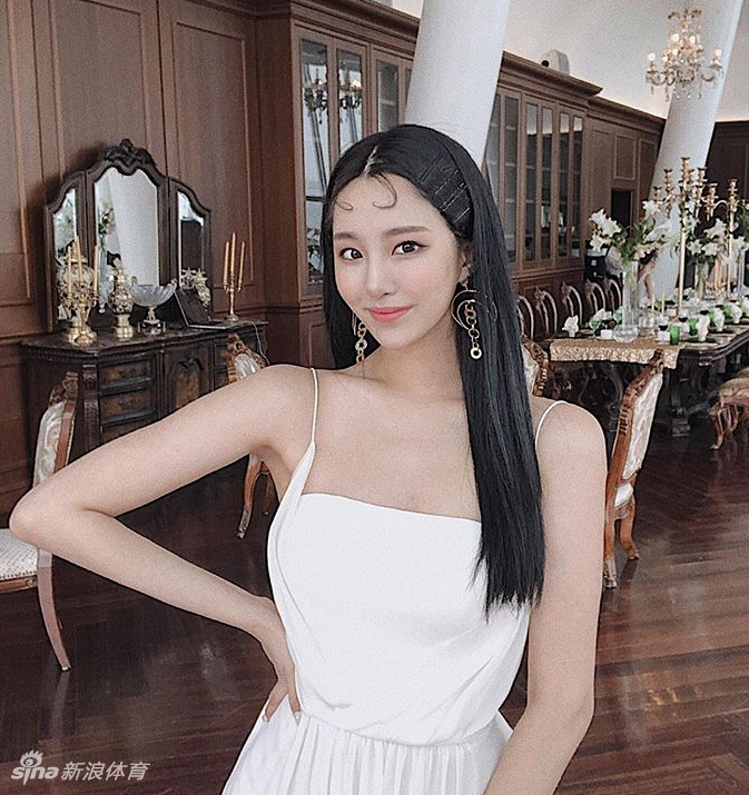 在暖黄色的灯光下，海伦托腮沉思，眼神温柔而深邃，展现出她除了俏皮之外，安静文艺的另一面。