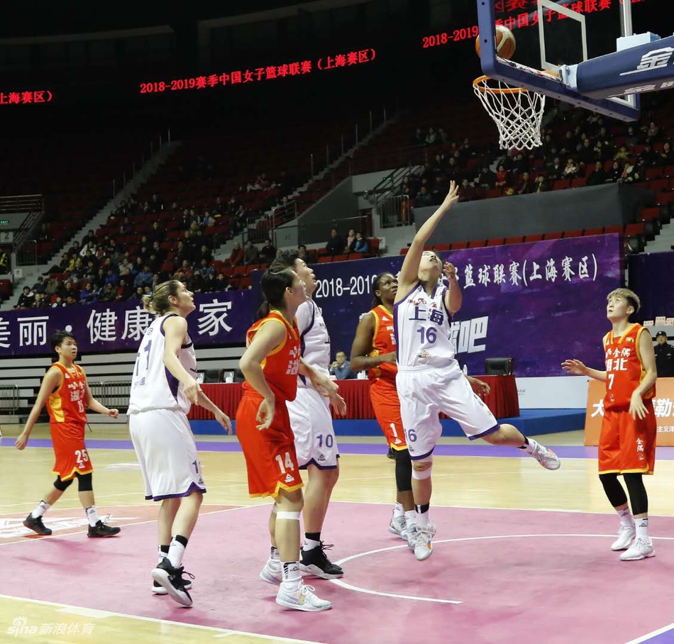 陕西队外援特蕾莎在与河南队的激烈拼抢中失去平衡，人倒地前仍奋力将球传出，展现了职业球员的拼搏精神与卓越的团队意识。