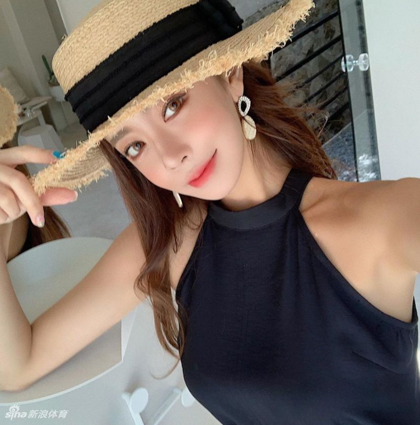 博主侧身回眸，泳池的水面波光粼粼映在她身上，紧致的腰腹部没有一丝多余赘肉，挺翘的臀部曲线在阳光下勾勒出完美的S形，令人赞叹。