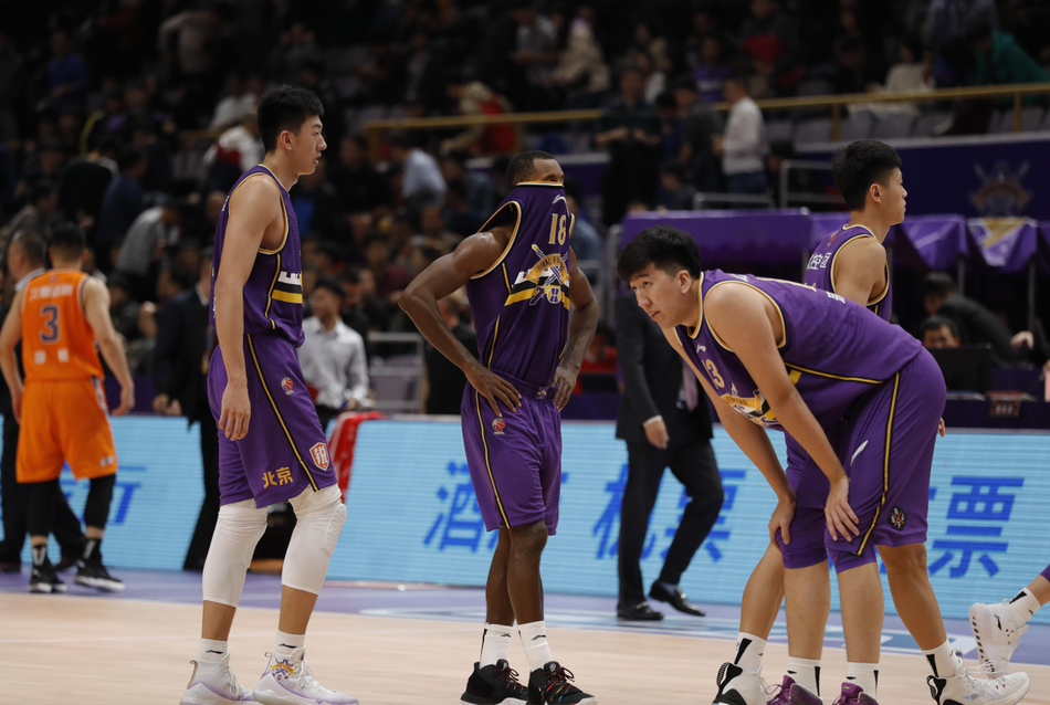 上海队董瀚麟在篮下高高跃起，以一记势大力沉的单手劈扣完成进攻，防守他的北控球员只能望球兴叹，这一球极大地提振了客队的士气