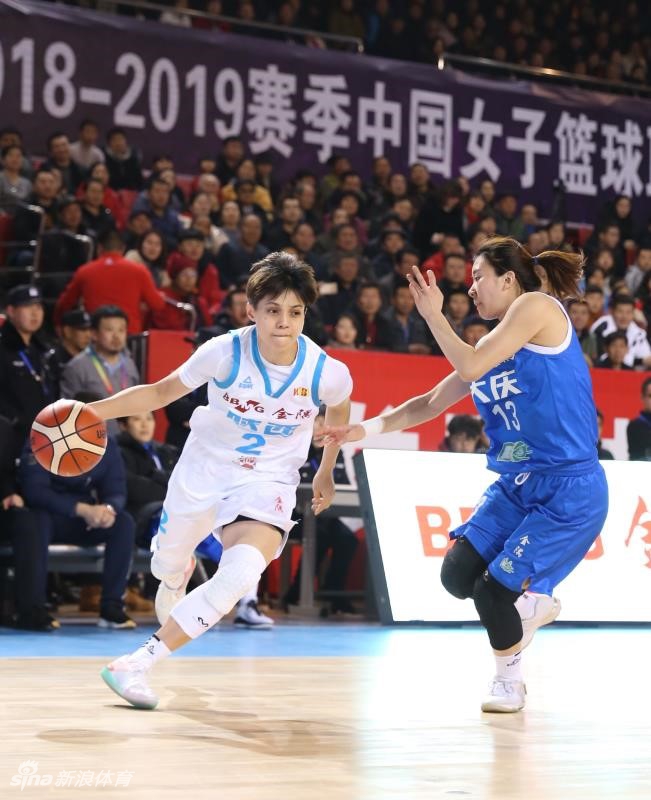 北京队外援查尔斯内线强攻,凭借出色的核心力量在对抗中稳稳将球放进篮筐,展现了卫冕冠军的深厚底蕴。