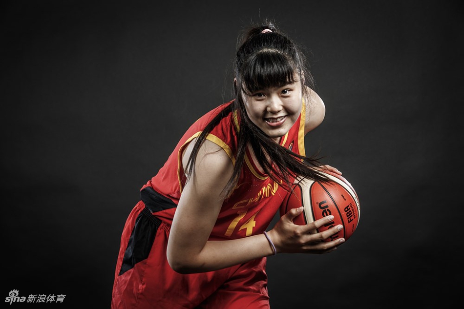 年轻的后卫杨力维在灯光下笑靥如花，甜美中带着飒爽英姿，仿佛预示着赛场上的灵动与速度。